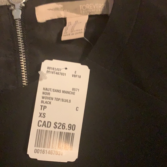 Cute black crop top with a tie. - Picture 3 of 3